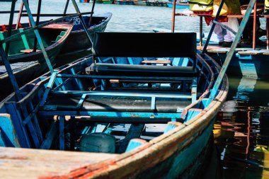 Pokhara Nepal 9 Ekim 2018 renkli ve geleneksel Nepal görünümünü tekne Phewa Gölü Pokhara at sabah