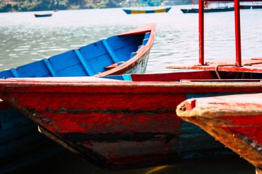 Pokhara Nepal 9 Ekim 2018 renkli ve geleneksel Nepal görünümünü tekne Phewa Gölü Pokhara at sabah