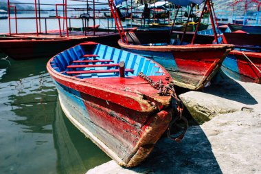 Pokhara Nepal 9 Ekim 2018 renkli ve geleneksel Nepal görünümünü tekne Phewa Gölü Pokhara at sabah