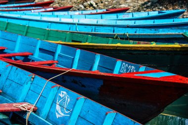 Pokhara Nepal 9 Ekim 2018 renkli ve geleneksel Nepal görünümünü tekne Phewa Gölü Pokhara at sabah