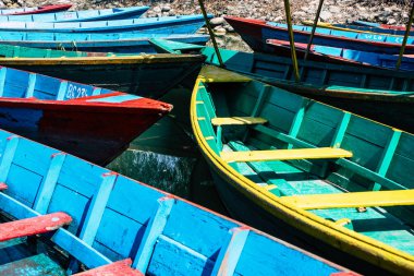 Pokhara Nepal 9 Ekim 2018 renkli ve geleneksel Nepal görünümünü tekne Phewa Gölü Pokhara at sabah