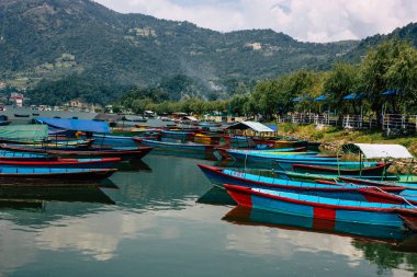 Pokhara Nepal 9 Ekim 2018 renkli ve geleneksel Nepal görünümünü tekne Phewa Gölü Pokhara at sabah