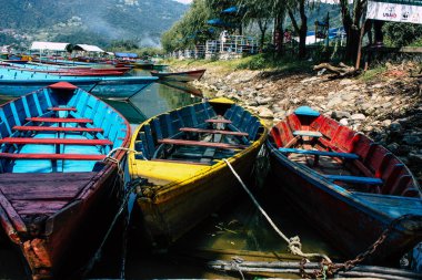 Pokhara Nepal 9 Ekim 2018 renkli ve geleneksel Nepal görünümünü tekne Phewa Gölü Pokhara at sabah