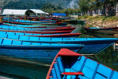 Pokhara Nepal 9 Ekim 2018 renkli ve geleneksel Nepal görünümünü tekne Phewa Gölü Pokhara at sabah