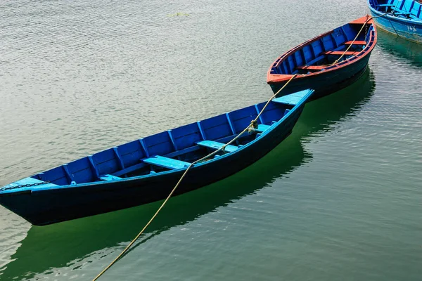 Pokhara Nepal Outubro 2018 Vista Barcos Nepaleses Coloridos Tradicionais Lago — Fotografia de Stock