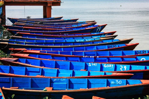 Pokhara Nepal Octubre 2018 Vista Los Coloridos Tradicionales Barcos Nepaleses — Foto de Stock
