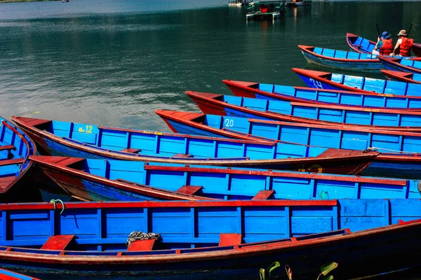 Pokhara Nepal 9 Ekim 2018 renkli ve geleneksel Nepal görünümünü tekne Phewa Gölü Pokhara at sabah