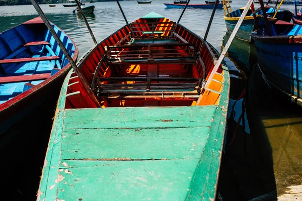 Pokhara Nepal Octubre 2018 Vista Los Coloridos Tradicionales Barcos Nepaleses — Foto de Stock