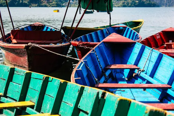 Pokhara Nepal Outubro 2018 Vista Barcos Nepaleses Coloridos Tradicionais Lago — Fotografia de Stock