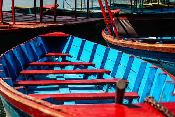 Pokhara Nepal Outubro 2018 Vista Barcos Nepaleses Coloridos Tradicionais Lago — Fotografia de Stock