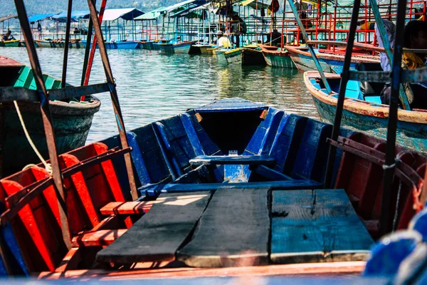 Pokhara Nepal Outubro 2018 Vista Barcos Nepaleses Coloridos Tradicionais Lago — Fotografia de Stock