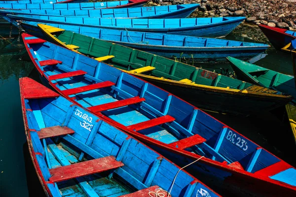 Pokhara Nepal Octubre 2018 Vista Los Coloridos Tradicionales Barcos Nepaleses — Foto de Stock