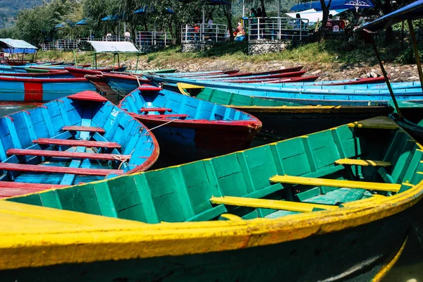 Pokhara Nepal Octubre 2018 Vista Los Coloridos Tradicionales Barcos Nepaleses — Foto de Stock