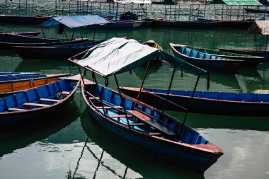 Pokhara Nepal 9 Ekim 2018 renkli ve geleneksel Nepal görünümünü tekne Phewa Gölü Pokhara at sabah