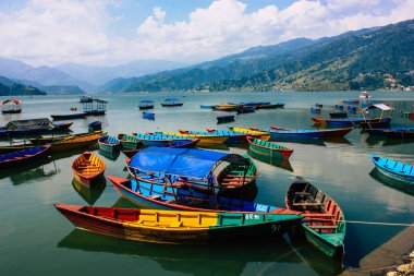 Pokhara Nepal 9 Ekim 2018 renkli ve geleneksel Nepal görünümünü tekne Phewa Gölü Pokhara at sabah
