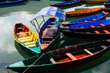 Pokhara Nepal 9 Ekim 2018 renkli ve geleneksel Nepal görünümünü tekne Phewa Gölü Pokhara at sabah