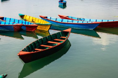 Pokhara Nepal 9 Ekim 2018 renkli ve geleneksel Nepal görünümünü tekne Phewa Gölü Pokhara at sabah