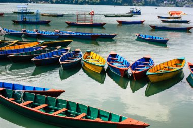 Pokhara Nepal 9 Ekim 2018 renkli ve geleneksel Nepal görünümünü tekne Phewa Gölü Pokhara at sabah