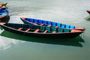 Pokhara Nepal 9 Ekim 2018 renkli ve geleneksel Nepal görünümünü tekne Phewa Gölü Pokhara at sabah