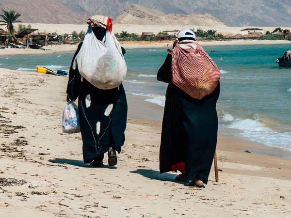 Sinai Egypt Října 2018 Pohled Arabské Ženy Šaty Burka Brašna — Stock fotografie
