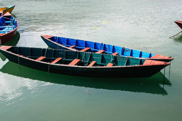 Pokhara Nepal Outubro 2018 Vista Barcos Nepaleses Coloridos Tradicionais Lago — Fotografia de Stock