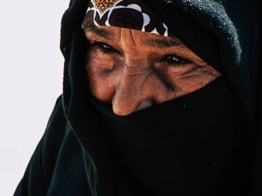Sina Mısır 6 Ekim 2018 sabah sahilde el yapımı takılar satan bir Arap kadın portresi