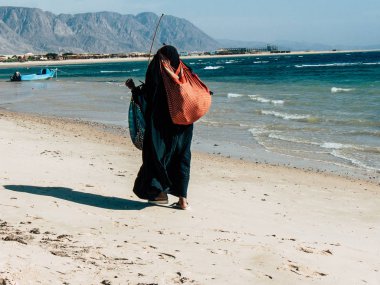Sina Mısır 6 Ekim 2018 burka ve sabah sahilde yürüyüş bir çanta ile bir Arap kadın elbisesi görünümünü