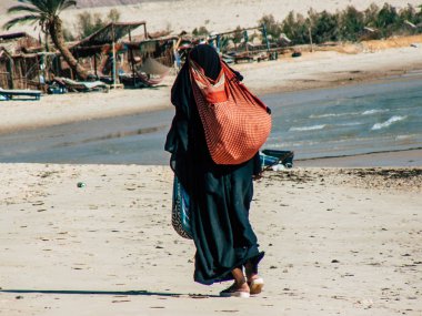 Sina Mısır 6 Ekim 2018 burka ve sabah sahilde yürüyüş bir çanta ile bir Arap kadın elbisesi görünümünü