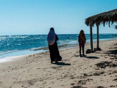Sina Mısır 6 Ekim 2018 görünümü sabah sahilde yürüyen bir kadın ve genç bir Arap teen