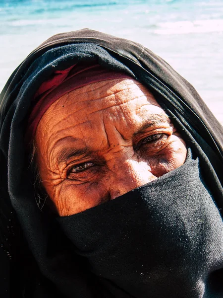 西奈埃及2018年10月6日阿拉伯妇女的肖像在海滩上销售手工首饰早上 — 图库照片