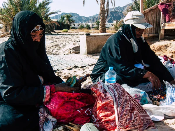 西奈埃及2018年10月6日阿拉伯妇女的肖像在海滩上销售手工首饰早上 — 图库照片