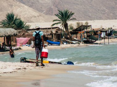 Sina Mısır 6 Ekim 2018 portresi bilinmeyen bir Arap adam satan dondurma Sina plaj üzerinde sabah