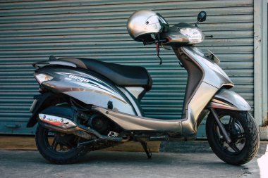 Nepal Pokhara 12 Ekim 2018 bir motosiklet görünümünü Pokhara ana cadde sabah Park