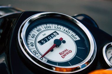 Pokhara Nepal 12 Ekim 2018 Royal Enfield motosiklet görünümünü sabah Pokhara ana caddede park