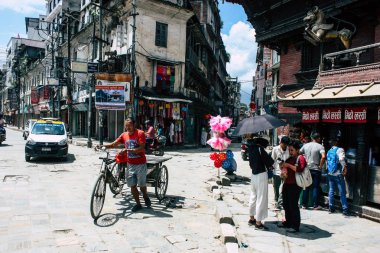 Katmandu Nepal 12 Ekim 2018 bilinmeyen Nepalce insanlar sabah Kathmandu bir bisiklet sürüş görünümü
