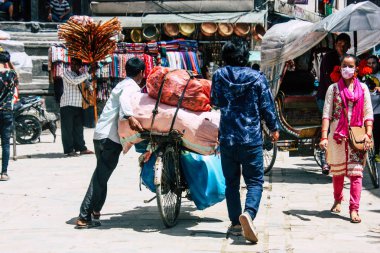 Katmandu Nepal 12 Ekim 2018 bilinmeyen Nepalce insanlar sabah Kathmandu bir bisiklet sürüş görünümü