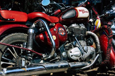 Pokhara Nepal 12 Ekim 2018 Royal Enfield motosiklet görünümünü öğleden sonra Pokhara sokakta park