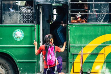 Pokhara Nepal 12 Ekim 2018 geleneksel Nepal yerel otobüs New sokakta pokhara öğleden sonra sürüş görünümü