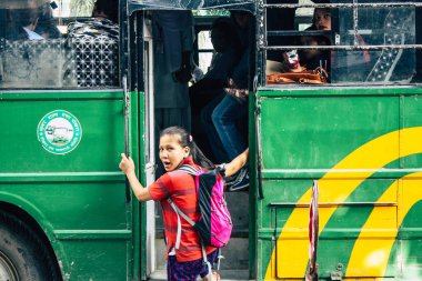 Pokhara Nepal 12 Ekim 2018 geleneksel Nepal yerel otobüs New sokakta pokhara öğleden sonra sürüş görünümü