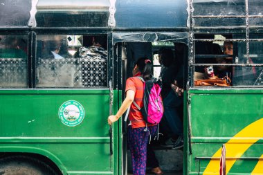 Pokhara Nepal 12 Ekim 2018 geleneksel Nepal yerel otobüs New sokakta pokhara öğleden sonra sürüş görünümü