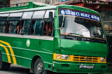 Pokhara Nepal 12 Ekim 2018 geleneksel Nepal yerel otobüs New sokakta pokhara öğleden sonra sürüş görünümü