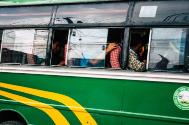 Pokhara Nepal 12 Ekim 2018 geleneksel Nepal yerel otobüs New sokakta pokhara öğleden sonra sürüş görünümü