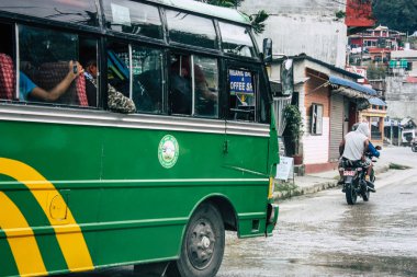 Pokhara Nepal 12 Ekim 2018 geleneksel Nepal yerel otobüs New sokakta pokhara öğleden sonra sürüş görünümü