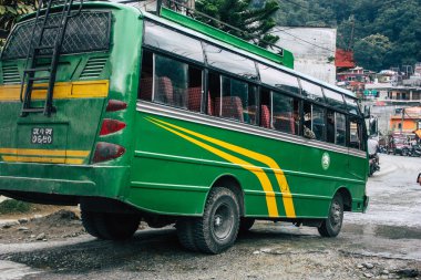 Pokhara Nepal 12 Ekim 2018 geleneksel Nepal yerel otobüs New sokakta pokhara öğleden sonra sürüş görünümü