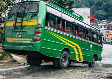 Pokhara Nepal 12 Ekim 2018 geleneksel Nepal yerel otobüs New sokakta pokhara öğleden sonra sürüş görünümü