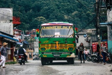 Pokhara Nepal 12 Ekim 2018 geleneksel Nepal yerel otobüs New sokakta pokhara öğleden sonra sürüş görünümü