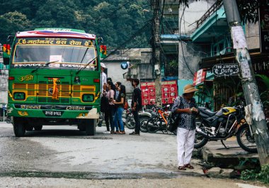 Pokhara Nepal 12 Ekim 2018 geleneksel Nepal yerel otobüs New sokakta pokhara öğleden sonra sürüş görünümü
