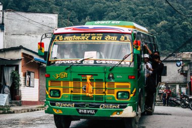 Pokhara Nepal 12 Ekim 2018 geleneksel Nepal yerel otobüs New sokakta pokhara öğleden sonra sürüş görünümü