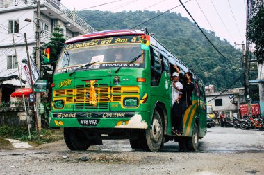 Pokhara Nepal 12 Ekim 2018 geleneksel Nepal yerel otobüs New sokakta pokhara öğleden sonra sürüş görünümü