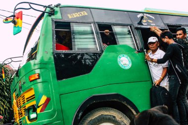 Pokhara Nepal 12 Ekim 2018 geleneksel Nepal yerel otobüs New sokakta pokhara öğleden sonra sürüş görünümü